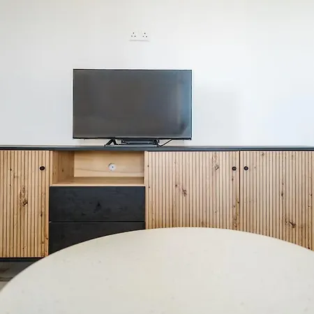 Modern 2-bedroom Near Salt Apartament *